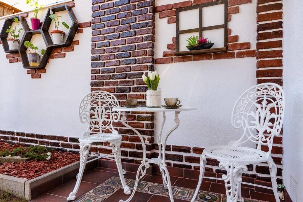 Вилла Cozy House With Nice Garden In Heart Of City Center Клуж-Напока Экстерьер фото