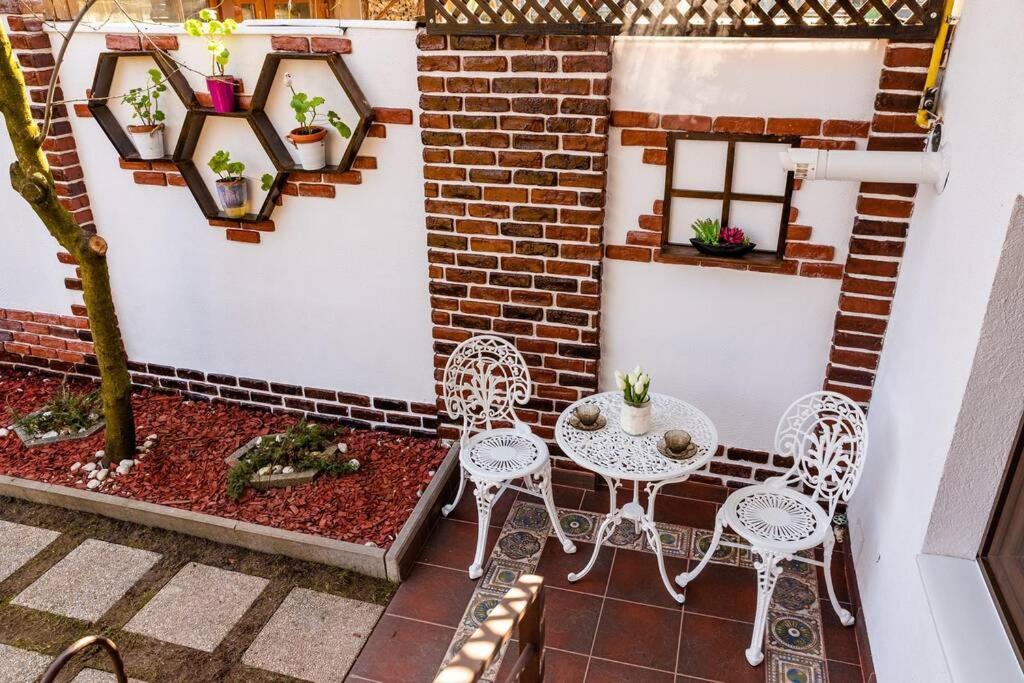 Вилла Cozy House With Nice Garden In Heart Of City Center Клуж-Напока Экстерьер фото